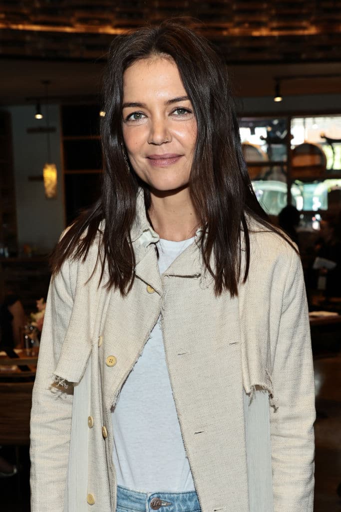 Katie Holmes sorprende al viajar en el metro de NY.