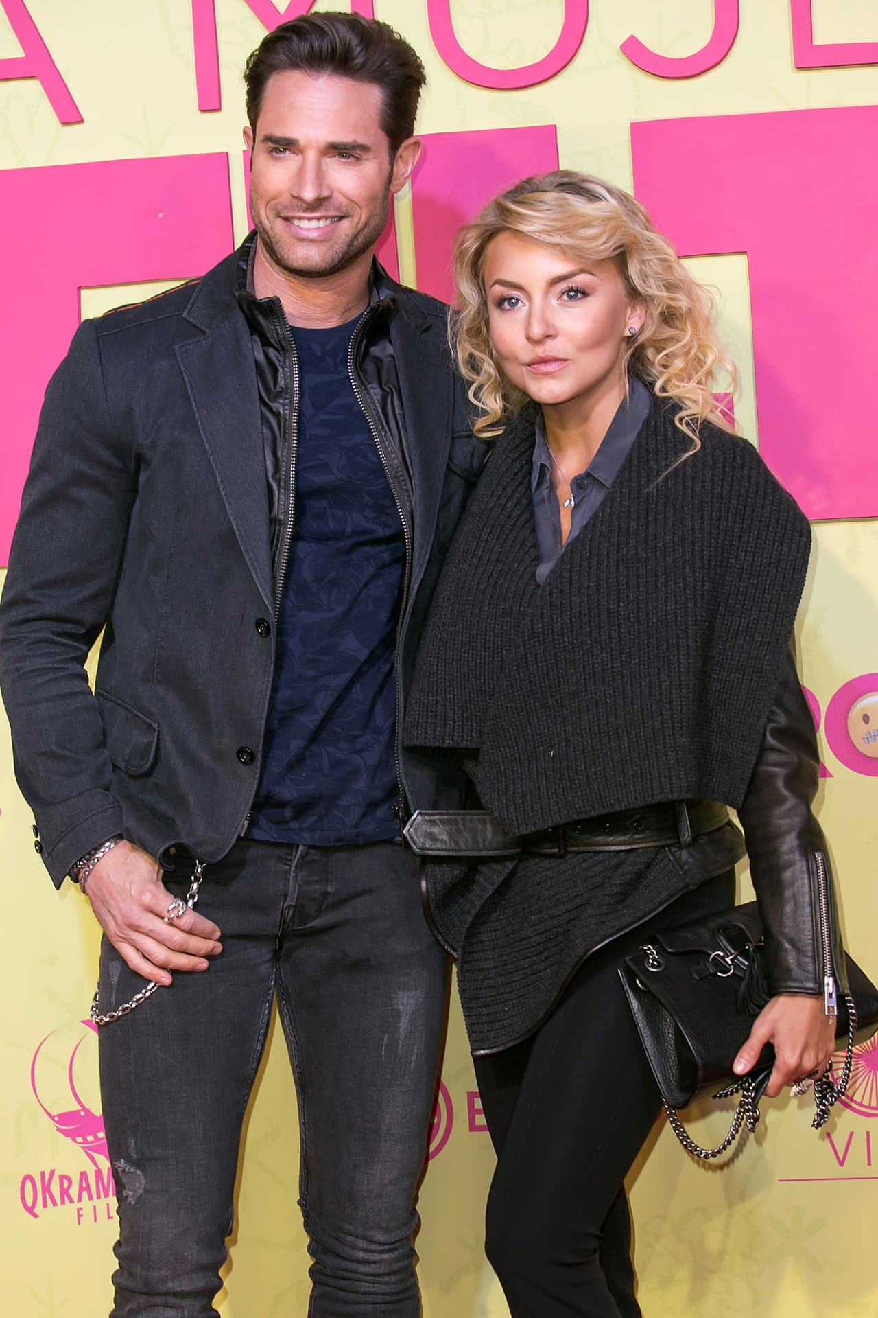 Angelique Boyer y Sebastián Rulli se conocieron Teresa (2010) pero fue tiempo después, en Lo Que la Vida Me Robó (2013) que comenzaron una relación. Aunque han compartido que por ahora no tienen planes de casarse, siguen trabajando en su relación con amor y respeto.