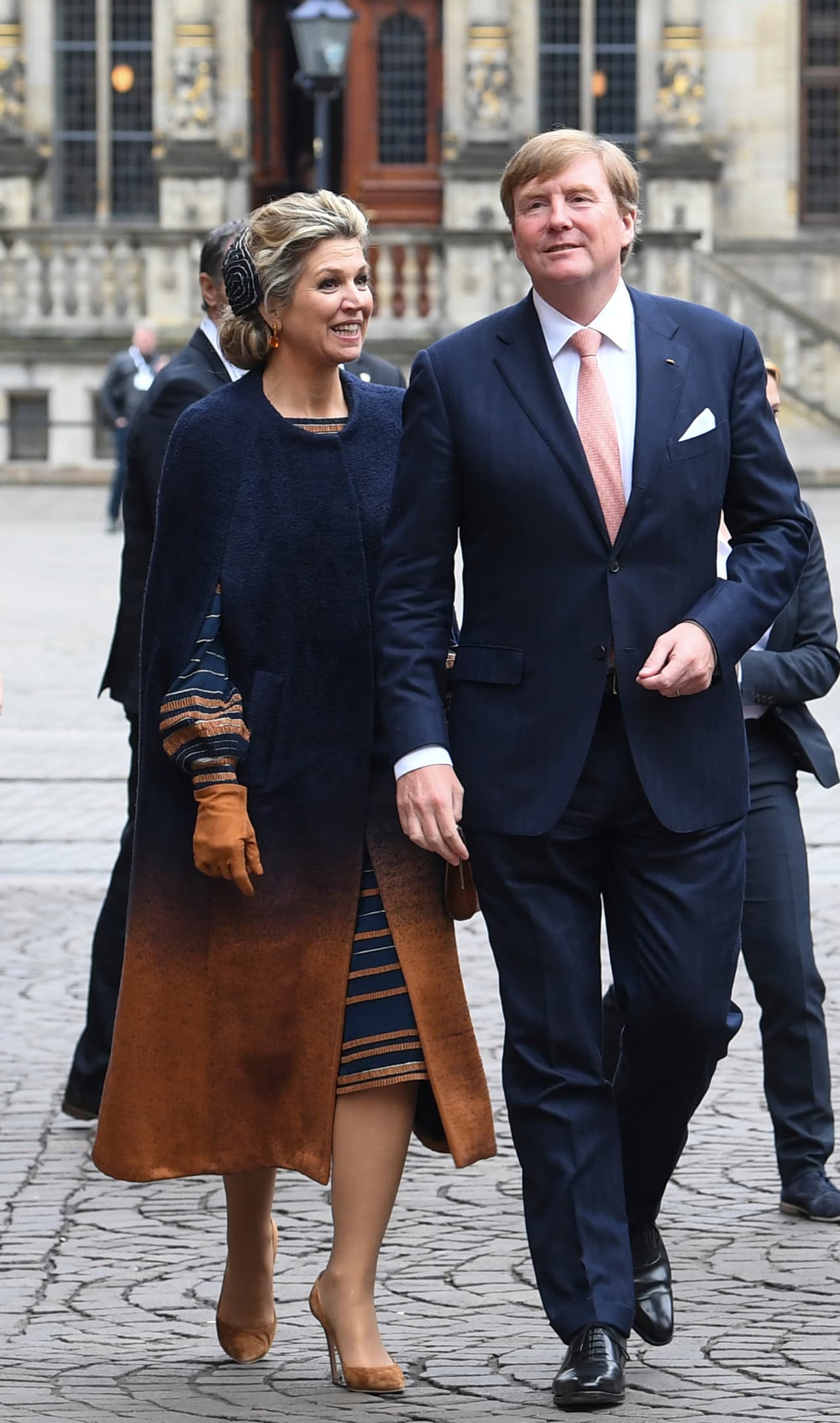 Las capas son imprescindibles en su guardarropa, ya que opta por combinarlas con vestidos de acuerdo a la ocasión.