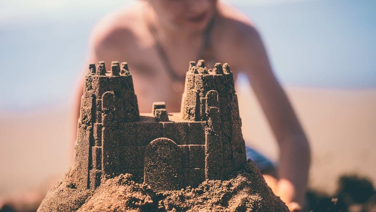 Regalan viaje a niño que hace castillos de arena en sus sueños