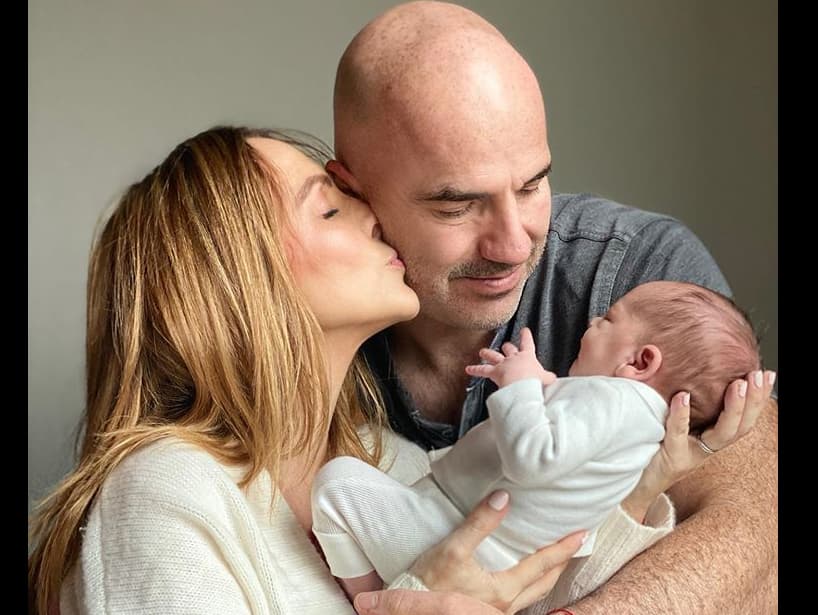 “Esta semana la vida nos ha hecho la pareja más feliz del mundo. Recibir al pequeño Emiliano ha sido una felicidad que ha llenado nuestras vidas. Muchas reflexiones y muchas lecciones nos ha dado este bebé hermoso a tan solo 6 días de haber nacido. Te amamos”, escribió Erika en una de sus publicaciones de Instagram, mostrando la primera imagen de su bebé.