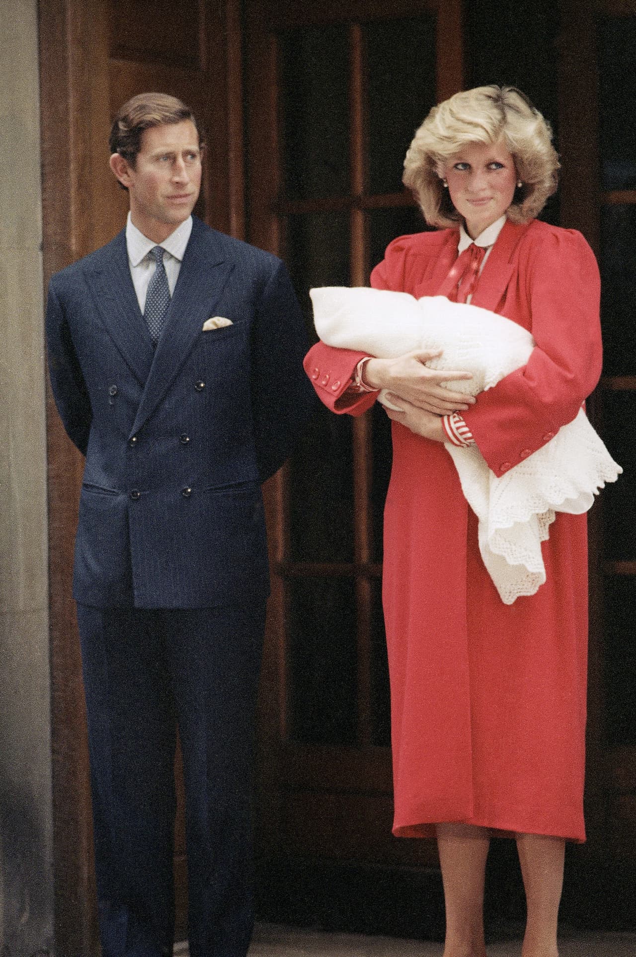 El cual nos recordó al que Diana usó cuando presentó al Príncipe Harry.