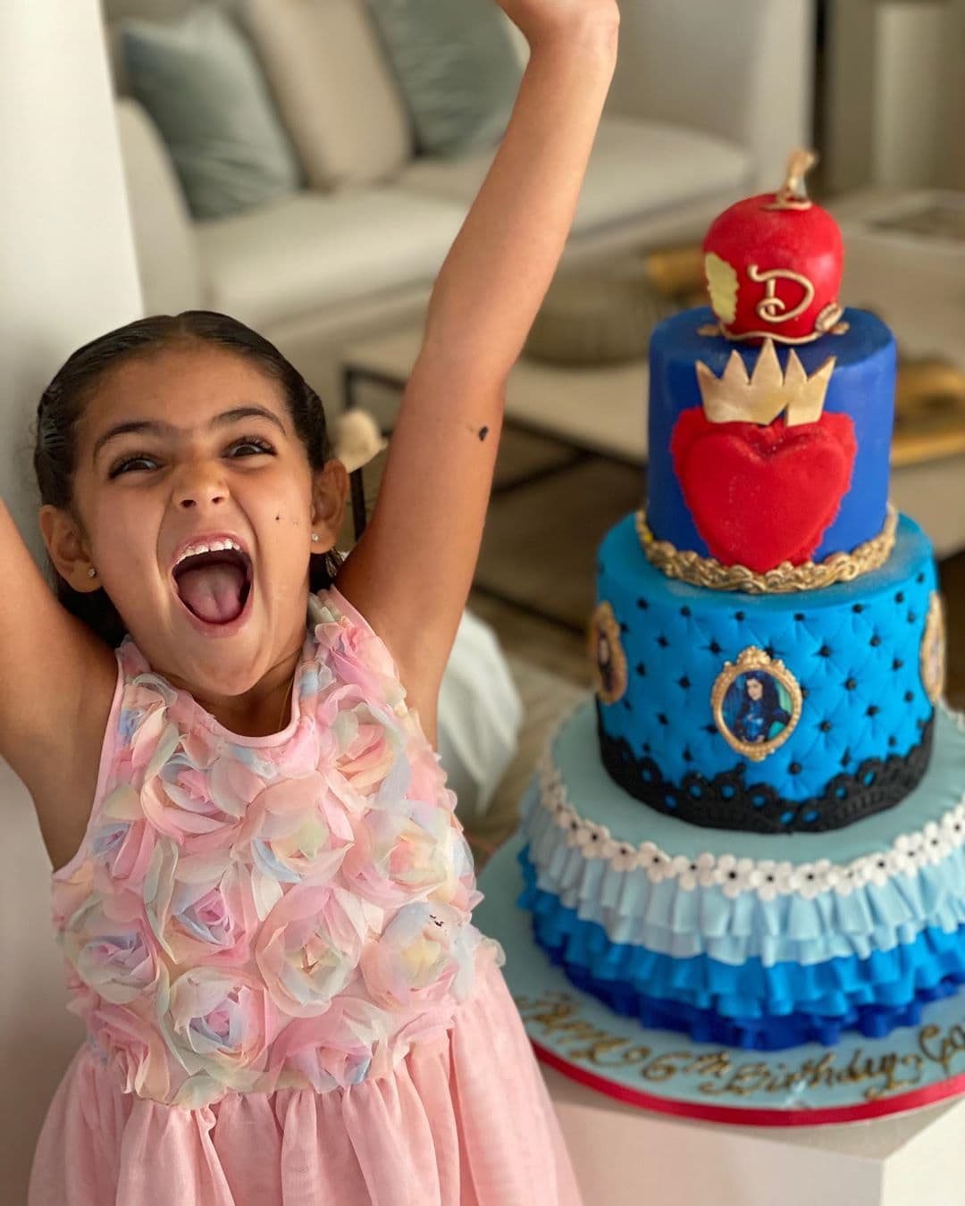 Como siempre, la pequeña Carolina mostró mucha emoción al ver su pastel con motivos de Descendientes, la saga protagonizada por los hijos e hijas adolescentes de las princesas de Disney y algunas villanas.