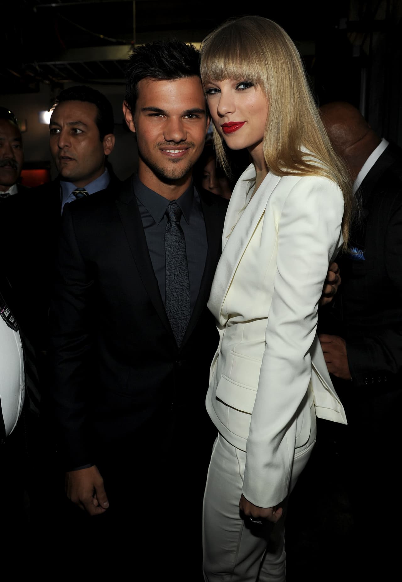 “Back To December”- Las frases “piel bronceada” y “sonrisa dulce” parecen referirse a Taylor Lautner, quien tiempo después confesó que las sospechas sí eran ciertas; habla de él.