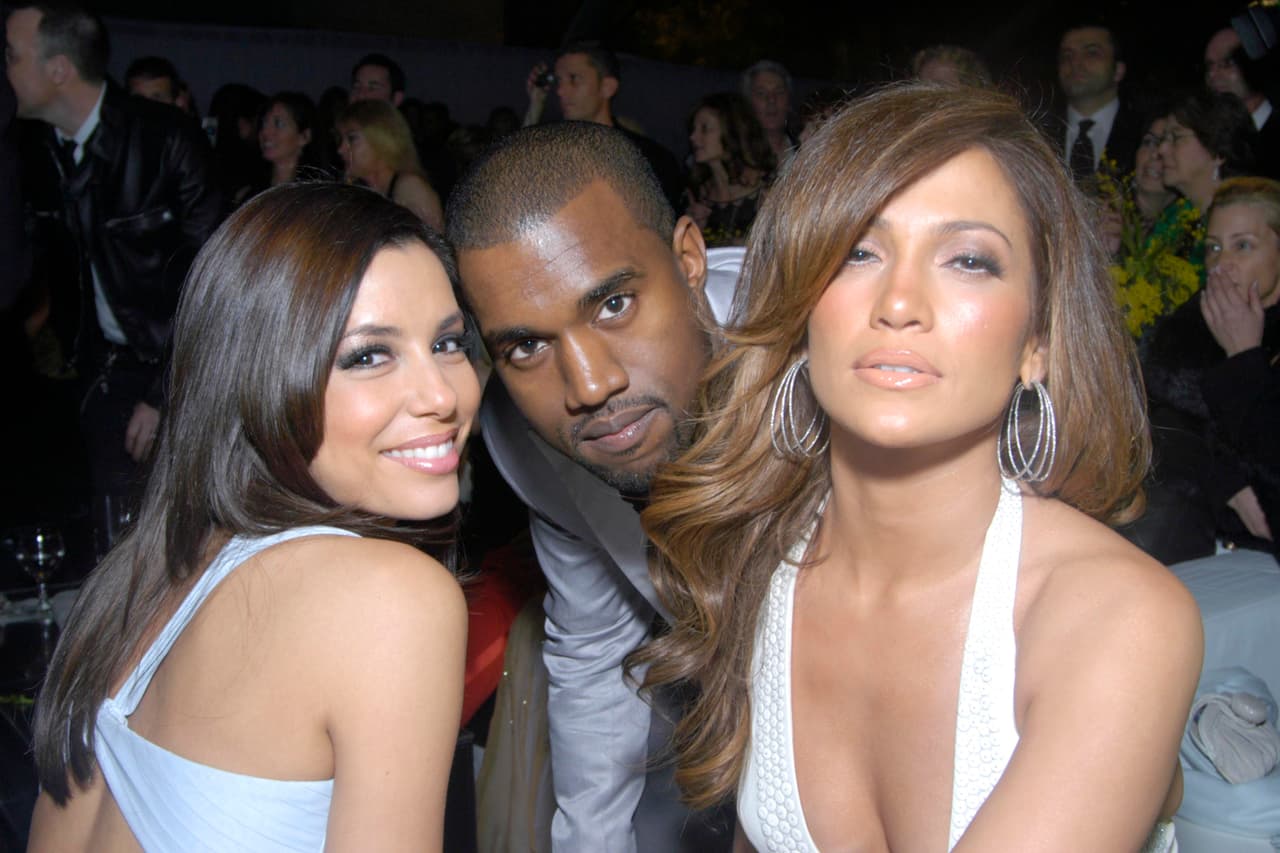 Jennifer Lopez y Eva Longoria. Una amistad que separó a dos de las latinas más exitosas y famosas de Hollywood fue debido a que en el 2008 se filtraron imágenes en una revista de tabloide estadounidense, donde supuestamente la actriz de “Esposas Desesperadas” aparecía sentada en el regazo del entonces esposo de J.Lo, Marc Anthony. De acuerdo a la revista “Life & Style”, con el cantante puertorriqueño estaba devastado por su separación, por lo que acudió a su amiga Eva Longoria en un supuesto encuentro con la actriz en Las Vegas. Ambos lo han negado, sin embargo, se sabe a las dos estrellas latinas no se les ha visto juntas desde entonces.