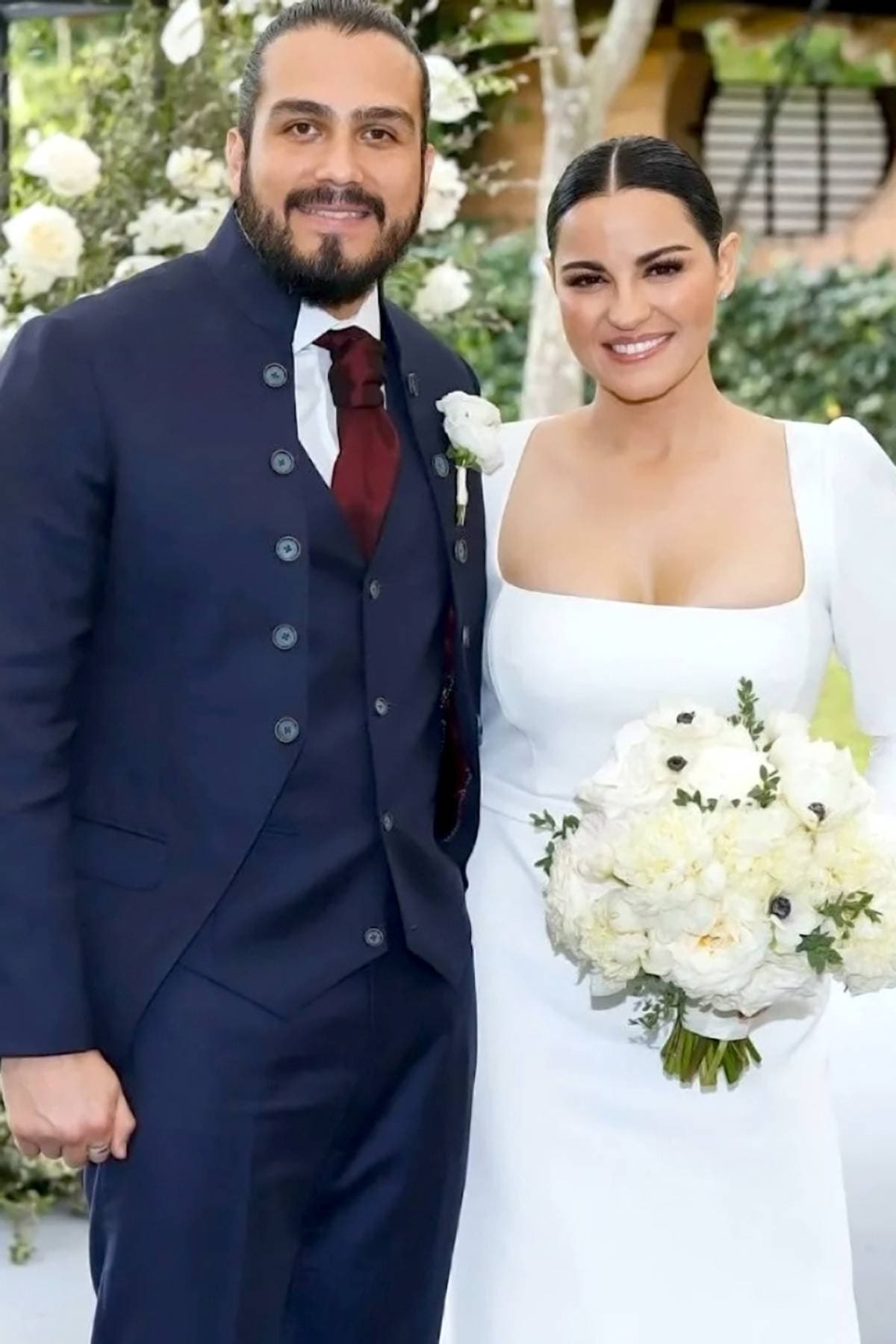 Maite Perroni presume su pancita de embarazo en la portada de la revista Caras
