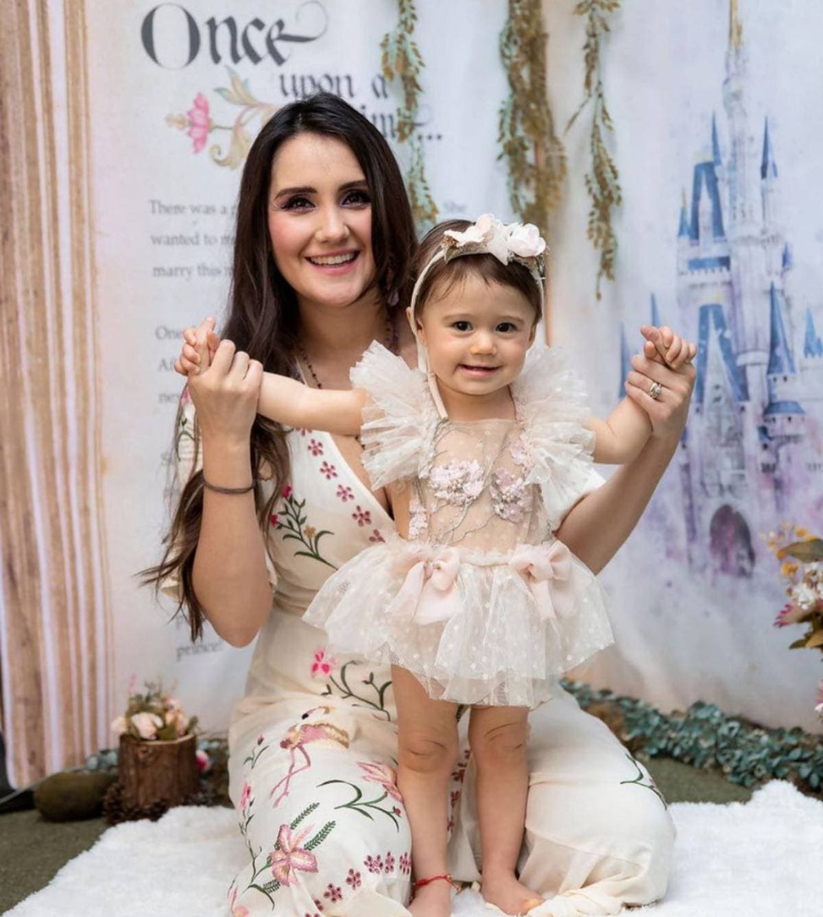 Dulce María celebra el primer año de María Paula con tierna sesión de fotos