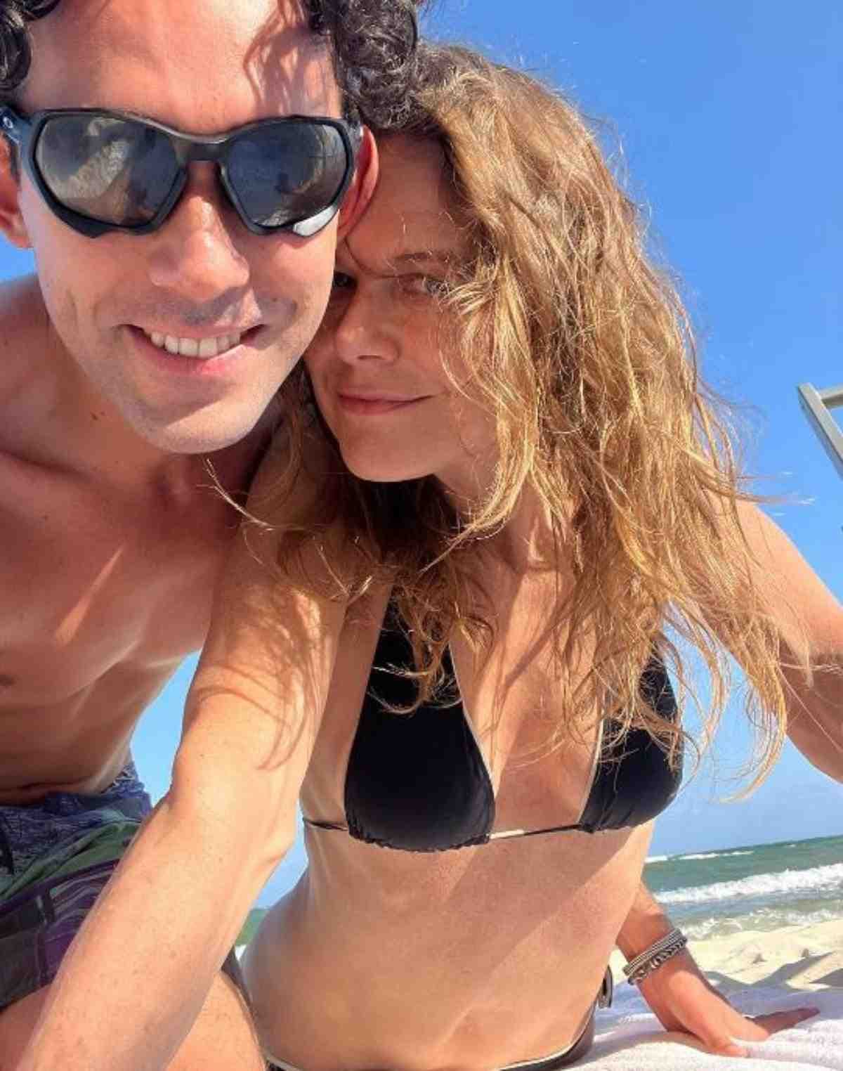 Nailea Norvind presume a su joven novio desde la playa
