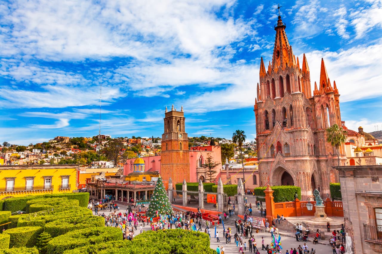 Si buscas un lugar más tradicional, Guanajuato es la opción. Se ven pastorelas, no te faltará ponche, un detalle de hospitalidad de este punto del país; además; podrás recorrer las calles cantando villancicos acompañado por estudiantinas
