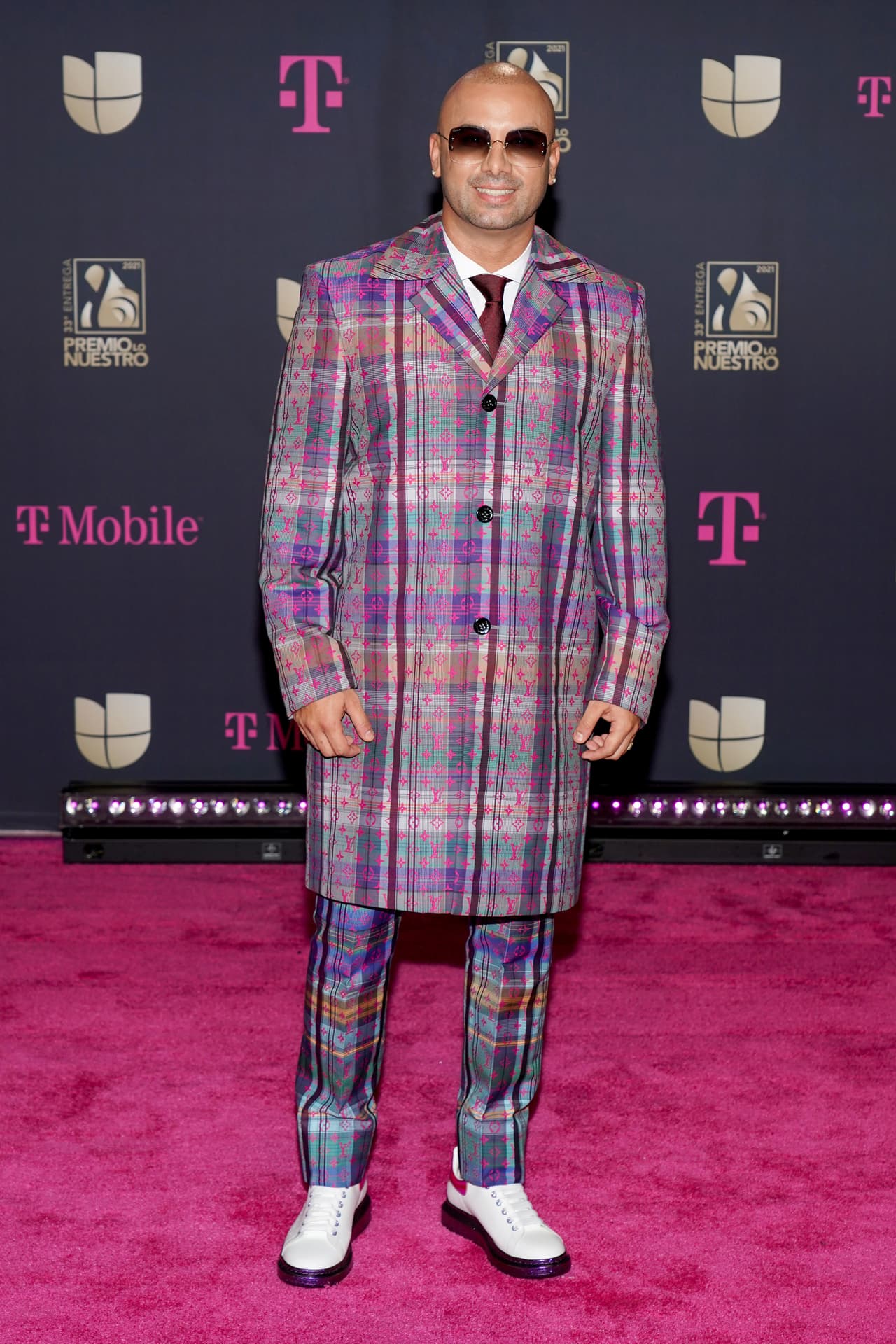Con un abrigo y pantalones a juego, Wisin llegó a la alfombra magenta con toda la actitud.