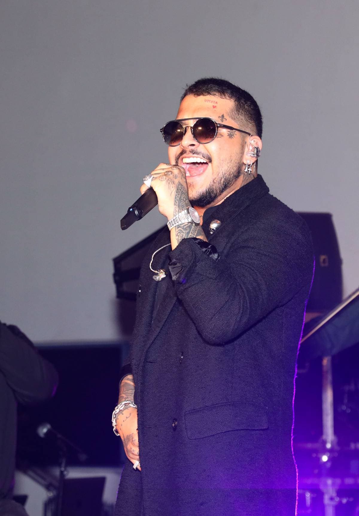 Fan acusa a Christian Nodal de prometerle ayuda económica y no cumplir
