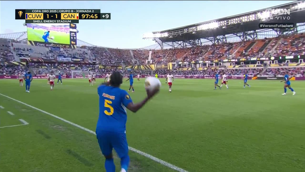 ¡TIRO ATAJADO! disparo por Cyle Larin.