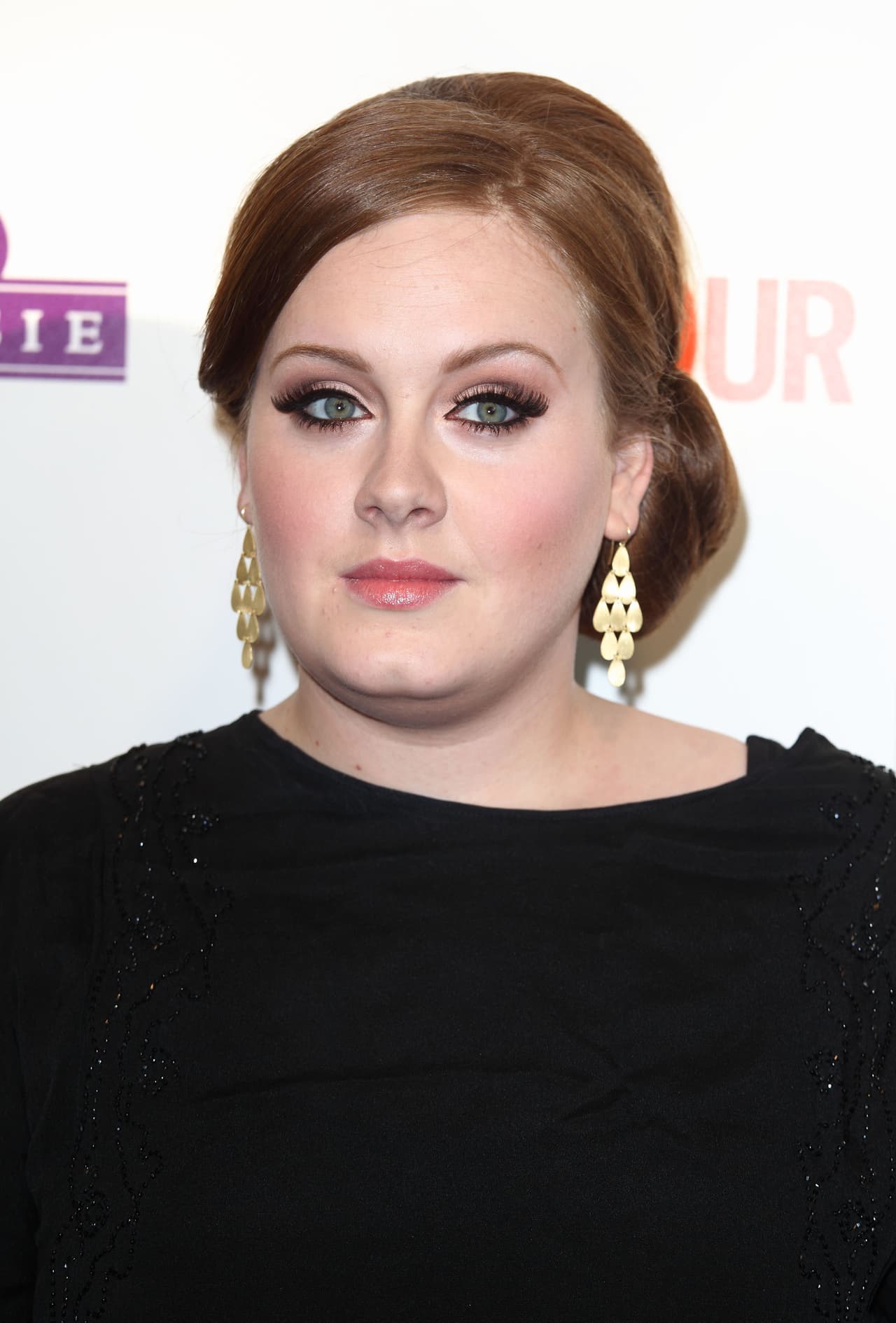 El diseño de una ceja puede cambiar por completo la mirada en el rostro, y las primeras imágenes de Adele en los inicios de su carrera son prueba de esto.