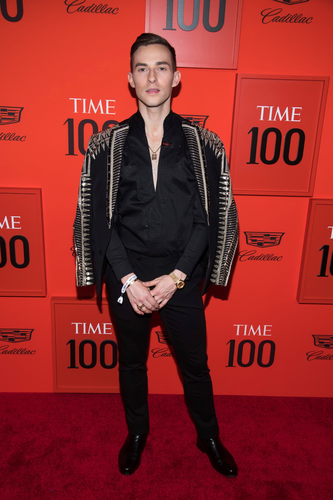 Fuera de la pista, el patinador artístico Adam Rippon permanece fiel a sus trajes sastres, pero siempre con estampados o aplicaciones llamativas que les dan un aire de autenticidad.