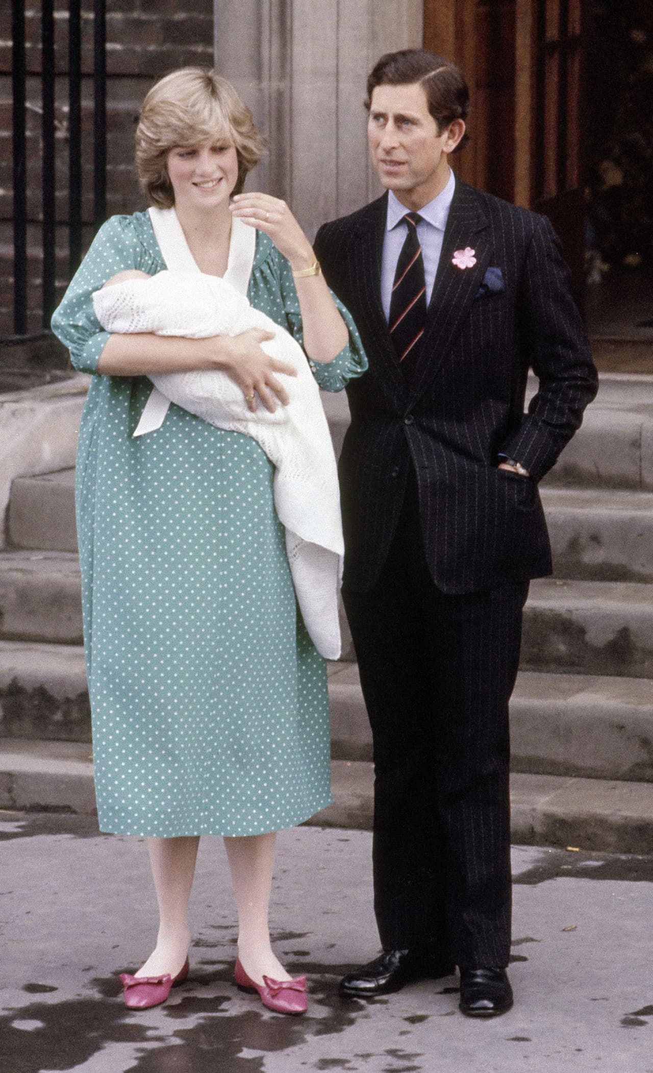 La princesa Diana y el príncipe Carlos presentaron al mundo a su primogénito William en junio de 1982. Esta fue la primera vez que el mundo veía a Lady Di en su etapa de madre. Los tres posaron a la salida del hospital de St. Mary de Londres.