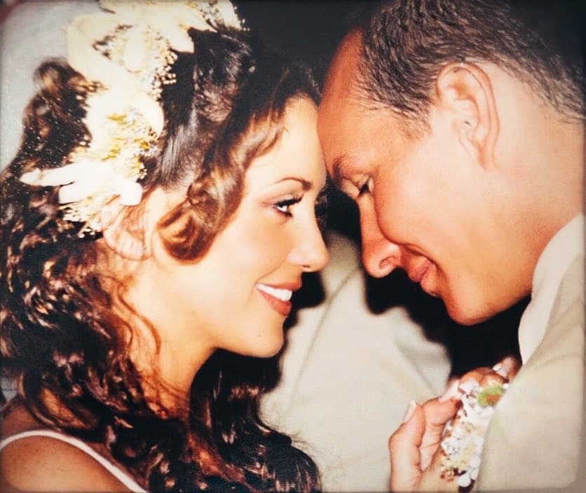Cinco meses después de haber iniciado su relación, la conductora y el cantante se juraron amor eterno en Acapulco, Guerrero el 1 de abril del año 2000.