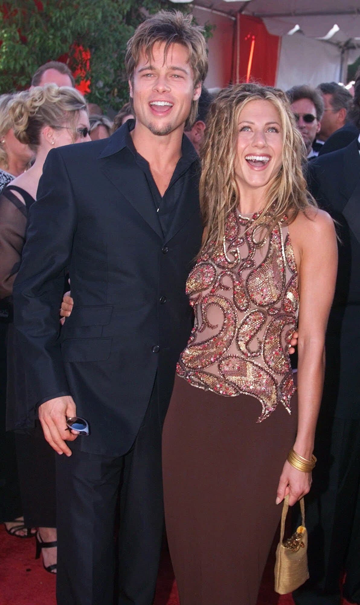 Han pasado 15 años, desde que Jennifer Aniston y Brad Pitt anunciaron su divorcio y, ahora los reflectores están nuevamente con ellos por la cariñosa actitud que se mostraron durante la entrega SAG Awards.