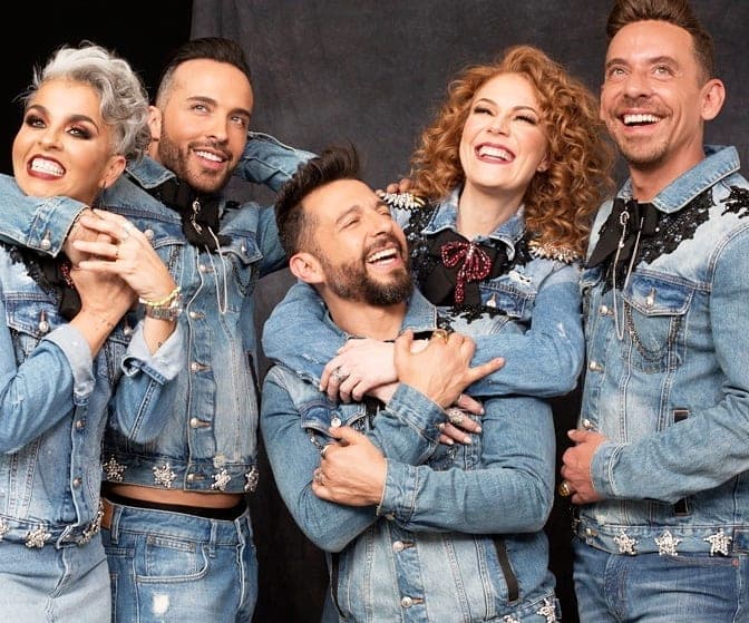 Es cantante, integrante del famoso grupo ‘Kabah’, que se dio a conocer a inicios de la década de los 90, gracias a sus éxitosmusicales como 'La calle de la sirenas', 'Al pasar', 'Vive', entre otros