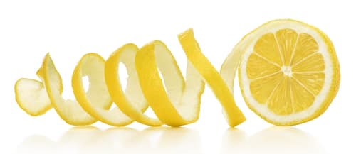 Una infusión de cáscara de limón, aceite de oliva y ricino fortalezerá mucho tus pestañas. Déjala reposar por un par de días y después aplica el líquido en ellas.