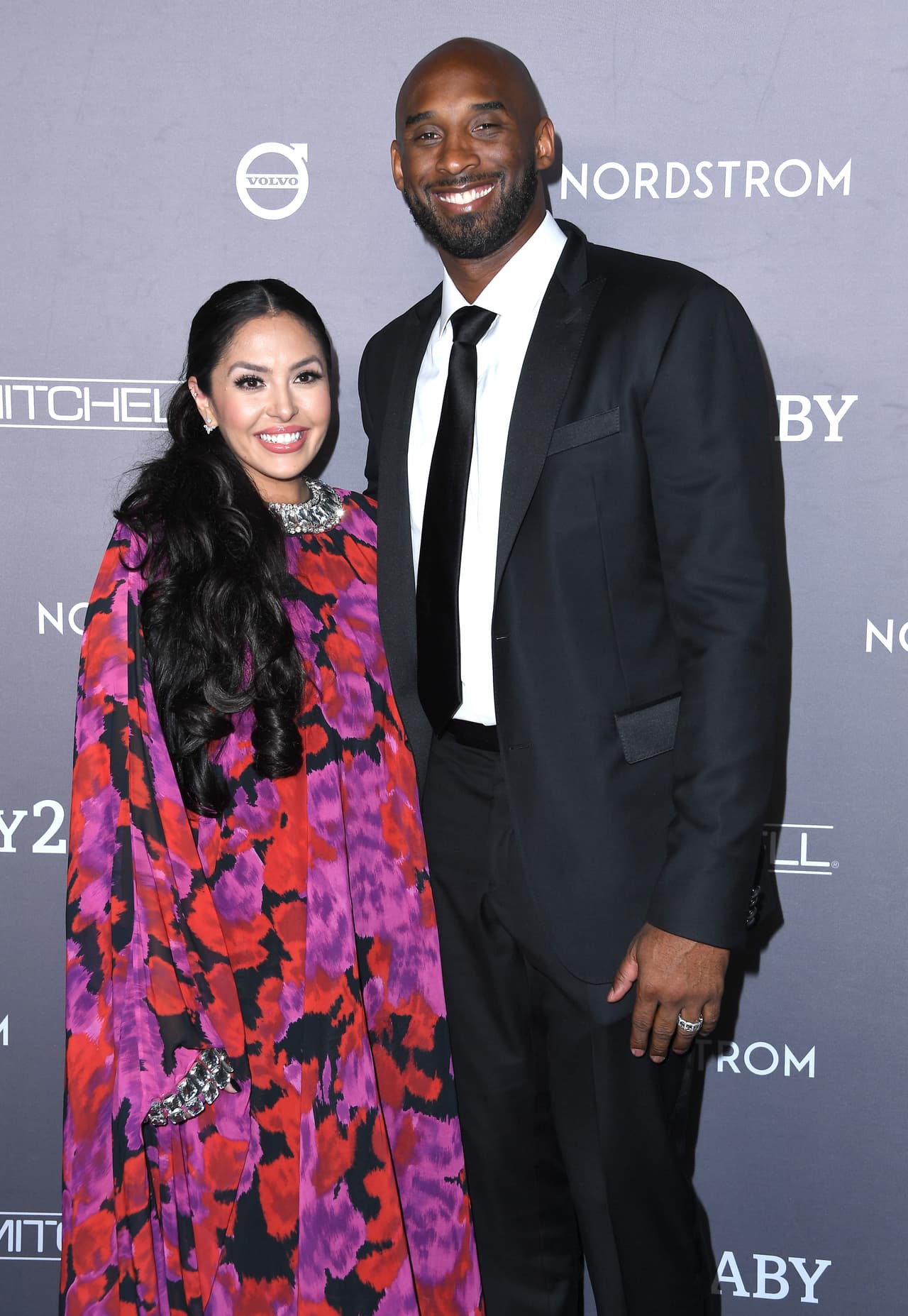 A inicios de este 2020, la muerte de Kobe Bryant y su hija Gianna llamó la atención del mundo entero.
<br>
<br>Tras estos devastadores hechos, la viuda del basquetbolista, Vanessa, ha tratado de salir adelante junto a sus otras tres hijas, pero parece ser que los problemas no acaban para ellas, pues fue demandada por su propia madre.
<br>
<br>La señora Sofía Urbieta le ha pedido una millonaria compensación por los supuestos años que trabajó como asistente y niñera de la familia. Pero Vanessa declaró que este documento que interpuso su mamá es “frívolo, vergonzoso e inimaginablemente hiriente”.