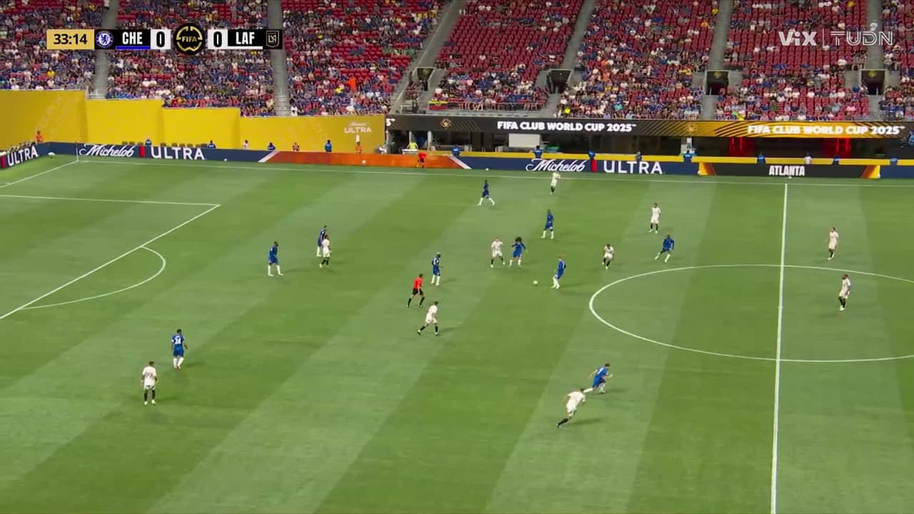 ¡Golazo de Chelsea! Pedro Neto recorta en el área y dispara un trayazo