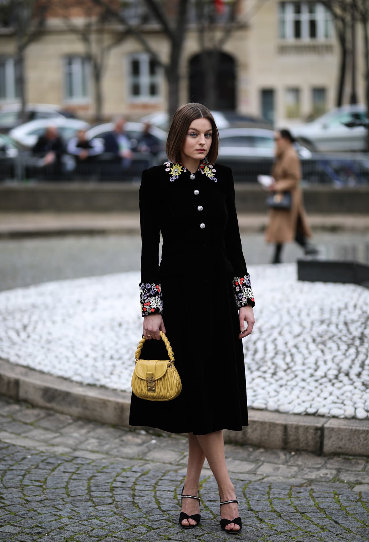 Aprovechar las texturas rígidas o pesadas como el terciopelo o los bordados será una opción ideal para un 
<i>look</i> elegante en esta temporada.