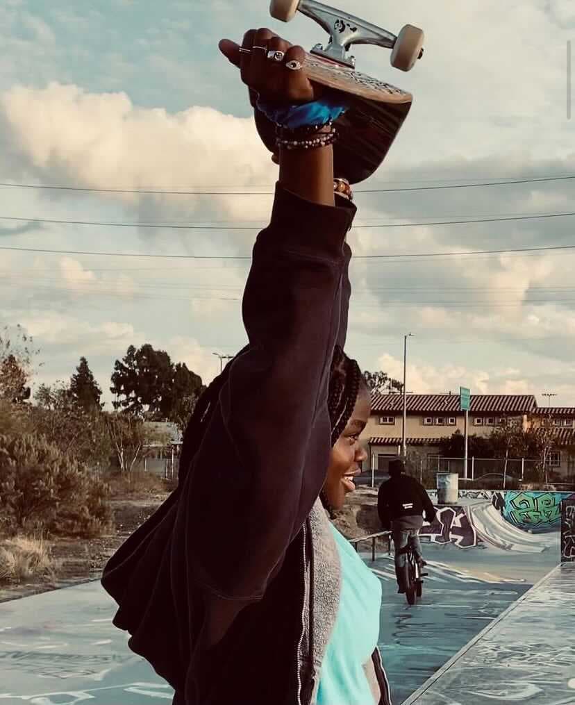 La celebración se llevó a cabo en un parque de skateboarding, con familiares y amigos, estuvieron con sus patinetas recorriendo el lugar, pasando una tarde diferente y divertida.