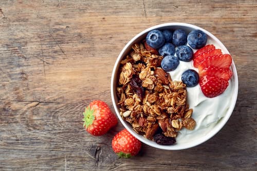 4. Yogur con fruta y granola. Si quieres que sea saludable asegúrate de que el yogur sea reducido en grasa y que la granola no tenga azúcar agregada.