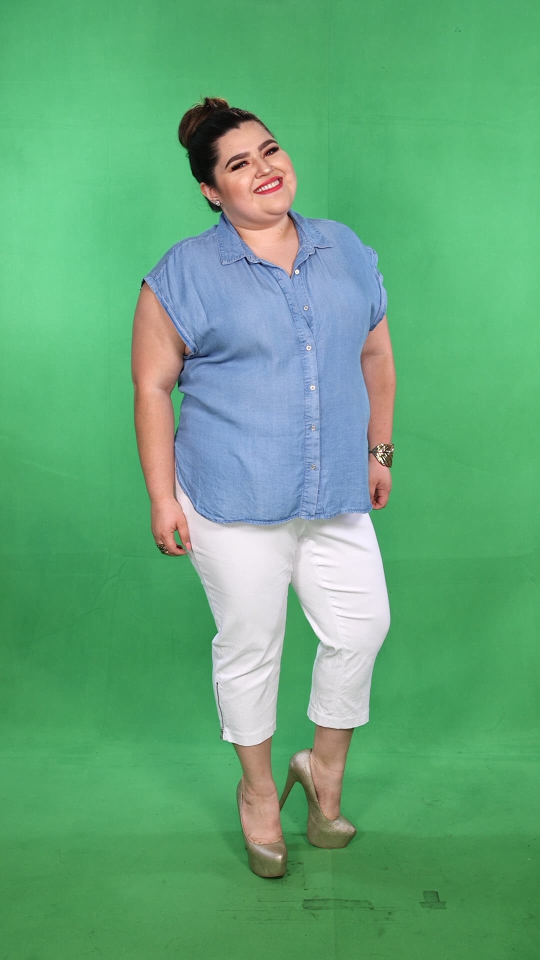 Adiós azul y negro, los pantalones de color llegan para robar las miradas en tu outfit.