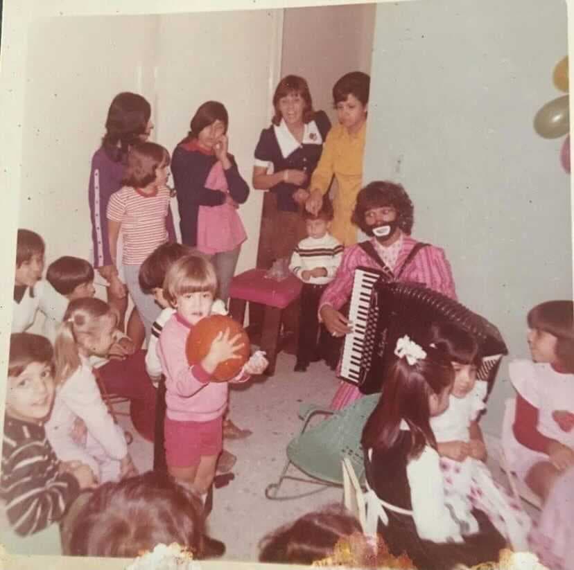 Sus inicios en la televisión estuvieron de la mano con su carrera profesional, pues en la Facultad de Odontología se hacían campañas de higiene dental dirigidas a los niños, y estas se transmitían en un canal de la ciudad de Monterrey. 
<br>
<br>Más tarde, tras el éxito obtenido, le ofrecieron un programa para niños. Dicha emisión fue tan exitosa que permaneció al aire por 6 años, desde el 27 de febrero de 1971 hasta el 3 de enero de 1977. Fue entonces que Cepillín decidió partir a la Ciudad de México, en donde obtuvo su programa ‘El Show de Cepillín’, el cual estuvo 3 años al aire.