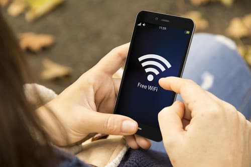 7. Cuando reserves el hotel, asegúrate de que tenga wi fi gratuito, no sólo en las áreas comunes, sino en todas las habitaciones. Los que tienen desayuno gratis también te ayudarán a ahorrar una buena parte de tu presupuesto.