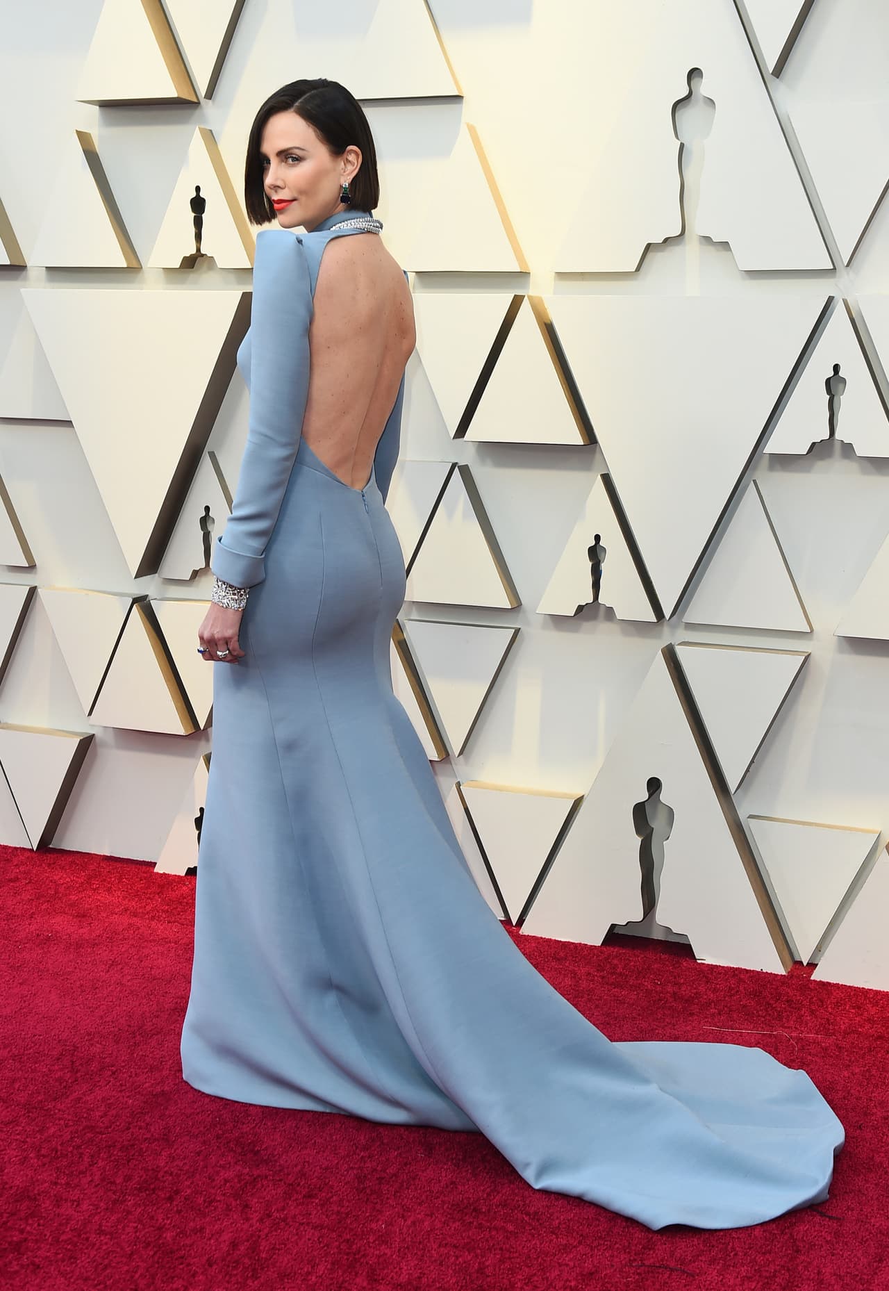 Charlize Theron portó un diseño de la casa francesa Dior.