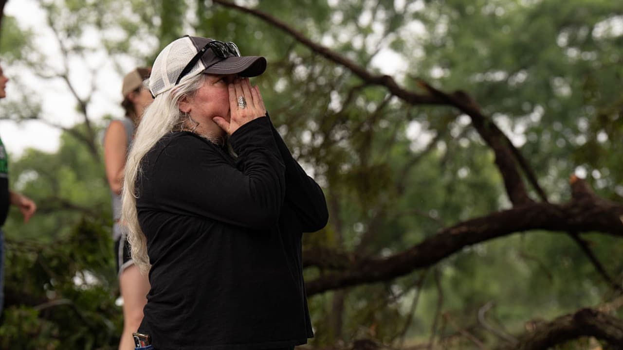 “Te duele el corazón”: consternación en Kerrville tras inundaciones que devastaron un campamento infantil