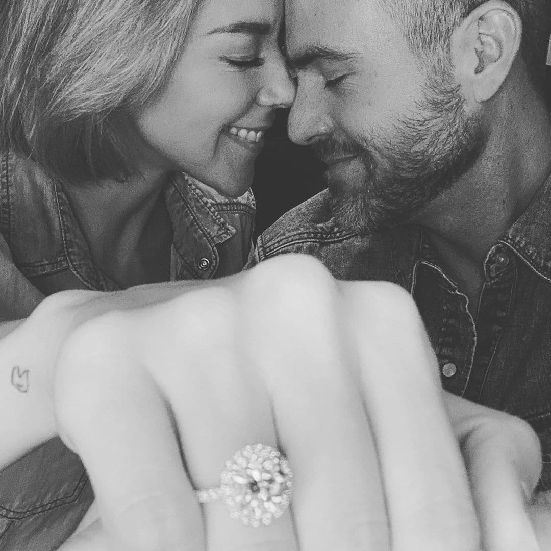 Además de su nueva figura, algo que se ha mantenido en los últimos años en la vida de Fernanda es su increíble relación con Erik Hayser, con quien está comprometida. Y aunque no han dado fecha definitiva para la boda, los dos han declarado que no tienen prisa, pues el amor que los une está ahí, fuerte y constante. Incluso durante su alza de peso, Fernanda reveló que Erik siempre le dijo que "pesara lo que pesara me vería hermosa". Sin duda son una increíble pareja.