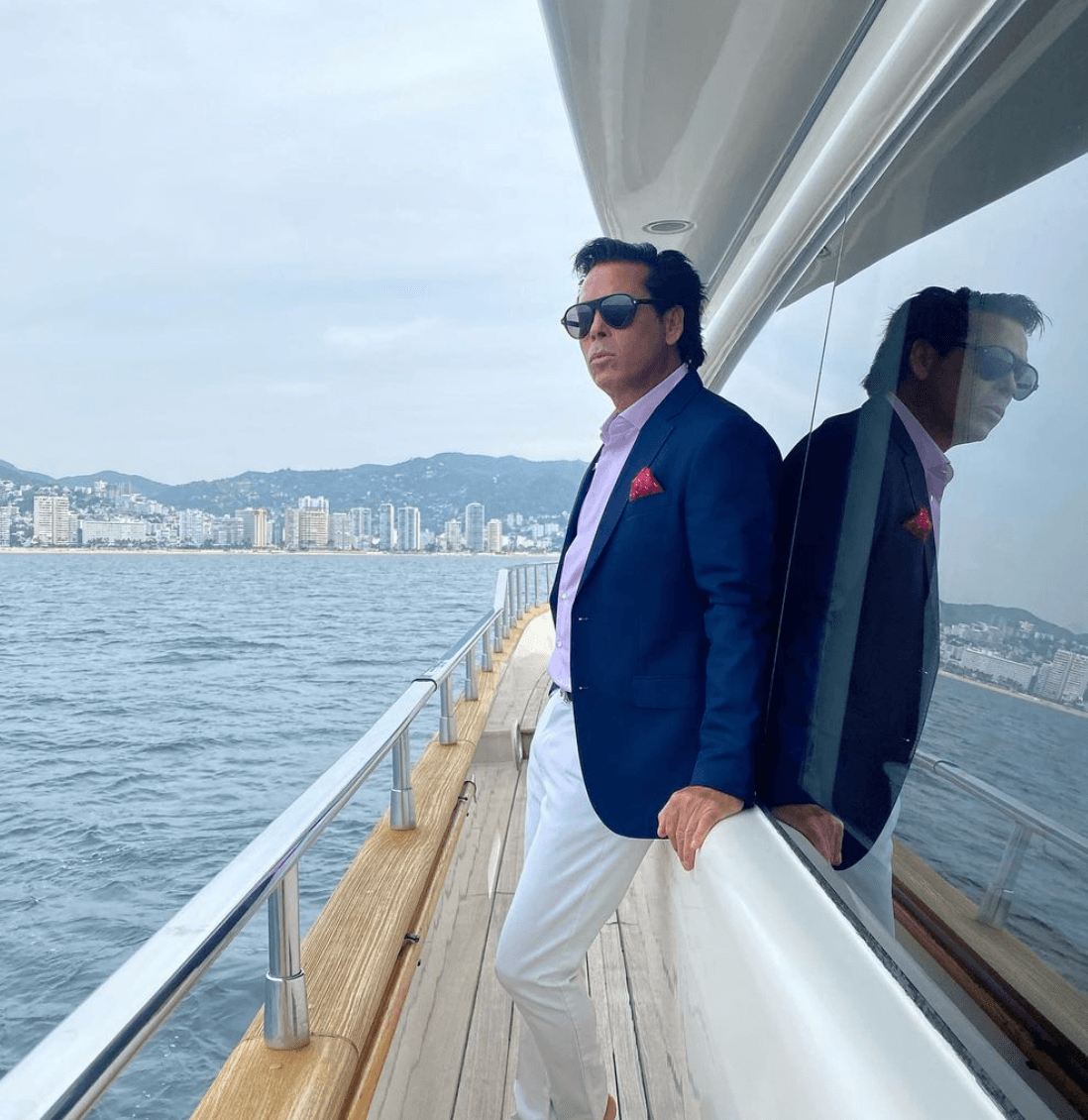 A 
<b>Roberto Palazuelos </b>le gusta la vida de lujos, es por eso que ha invertido en enormes propiedades, como esta mansión situada en Acapulco, Guerrero la cual, ahora, está al alcance de cualquier persona que desee pasar unas vacaciones con una hermosa vista al pacífico mexicano, cualquiera que además este dispuesto a pagar el alto costo de renta.