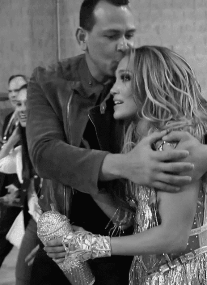 Jennifer Lopez compartió un video muy romántico con su pareja Álex Rodríguez, con quien ha estado desde el 2017. “Amar y ser amado. Esa es felicidad. Todos ustedes llenan mi corazón y los quiero mucho. ¡Feliz Día de San Valentín!”, fue el mensaje que escribió.