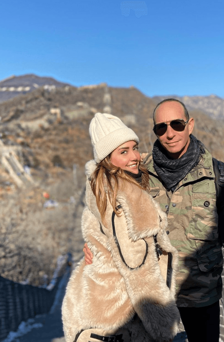 El próximo mes de abril, Andrea Legarreta y Erik Rubín cumplirán 21 años de casados. Se conocieron en una discoteca y el “click” fue inmediato. Comenzaron a salir y tres meses después, el cantante le propuso matrimonio a la conductora durante la revelación de las 100 representaciones de la puesta ‘Rent’.
<br>
<br>Se casaron en el 2000 y en el 2005 fueron padres de Mía y años después nació Nina. 
<br>