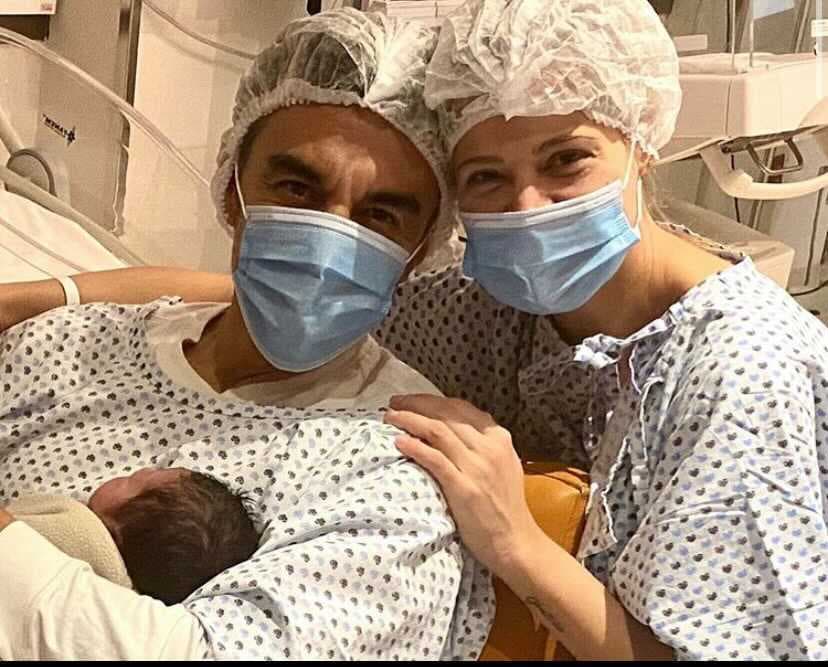 Ambos publicaron esta imagen y Thuany dio detalles del alumbramiento.
<br>
<br>"Gracias Dios por permitirme traer al mundo nuestra hija, por permitirme vivir esa magia del parto humanizado, sin anestesia, sin intervención médica. Gracias Dios por nuestro mayor regalo, ¡nuestra bendición! Gracias a ti amor de mi vida @adrianuribe por acompañarme, apoyarme y ser mi fuerza, gracias por ser el mejor compañero, amigo y papá desde el minuto uno, cuando yo decía que ya no podía más tú me decías que SI, confiaste en mí, en mi cuerpo. Agarrarte de la mano y sentirte me llenaba de fuerzas todo el tiempo para no desistir, gracias por todo Te amamos mucho mi amor", escribió la mamá primeriza