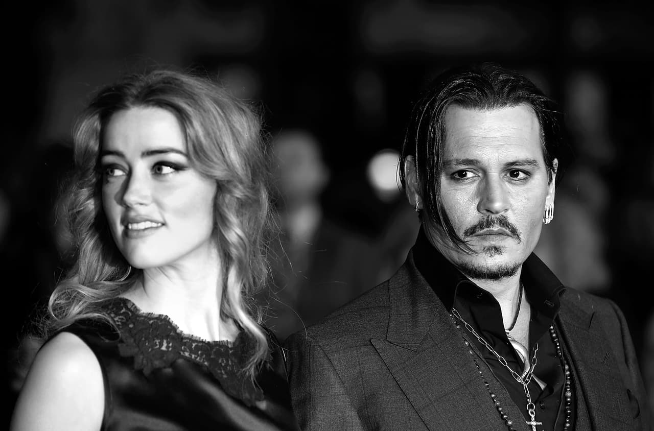 <ul>
 <li>Johnny Depp y Amber Heard se conocieron en el set de la película <b>The Rum Diary</b> en 2009 y se enamoraron. Su relación inició formalmente en 2012. El 3 de febrero del 2015 se casaron en Los Ángeles y después hicieron una ceremonia en las Bahamas. </li>
</ul>