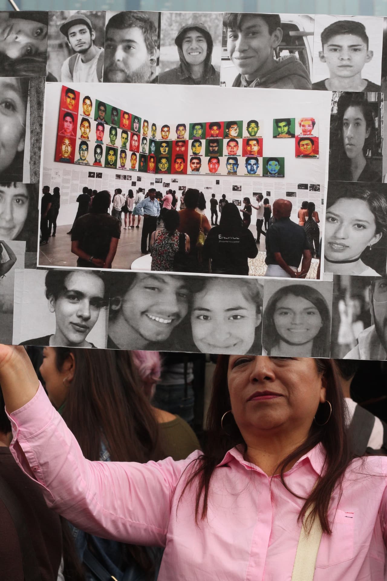"Protesto por todas las chicas que conozco que han desaparecido y, junto a ellas, también por los jóvenes de Ayotzinapa. Nada de esto se puede quedar en el olvido. Estoy aquí en la marcha acompañando a mi hija porque ella esta muy interesada en este movimiento, por todo lo que está pasando. Yo, como mamá, me preocupo mucho", comentó Emma Martínez, una participante, y madre de familia, dentro de la marcha.