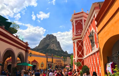 Bernal, Querétaro: Su principal atractivo es la gran piedra que guarda muchas leyendas. Hay lugares para acampar y también un mirador. Se puede seguir La ruta del vino, pues está muy cerca de ahí.