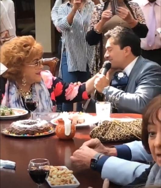 Silvia Pinal fue consentida en su comida de cumpleaños con un mariachi.