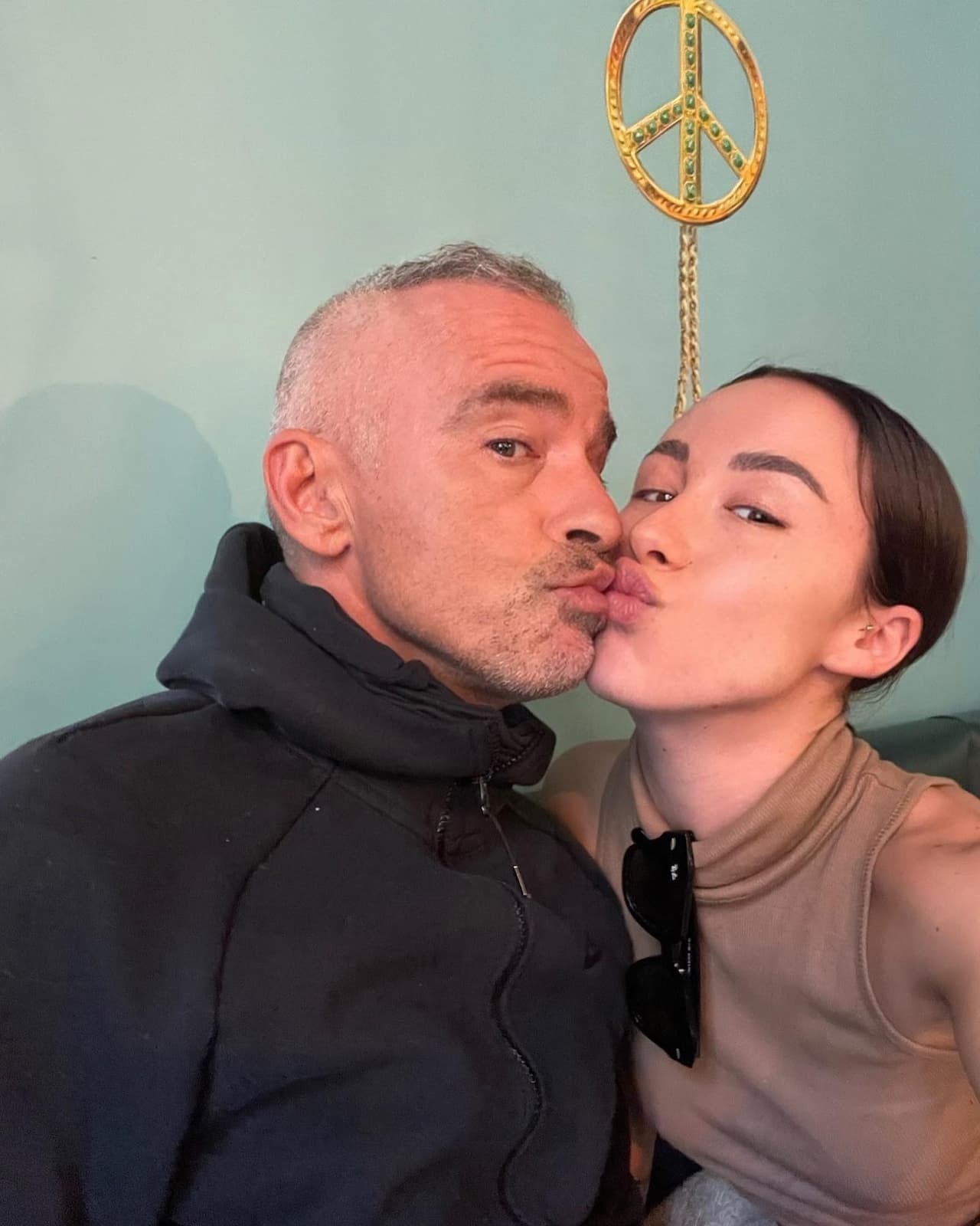 Eros Ramazzotti anuncia el embarazo de su hija Aurora.