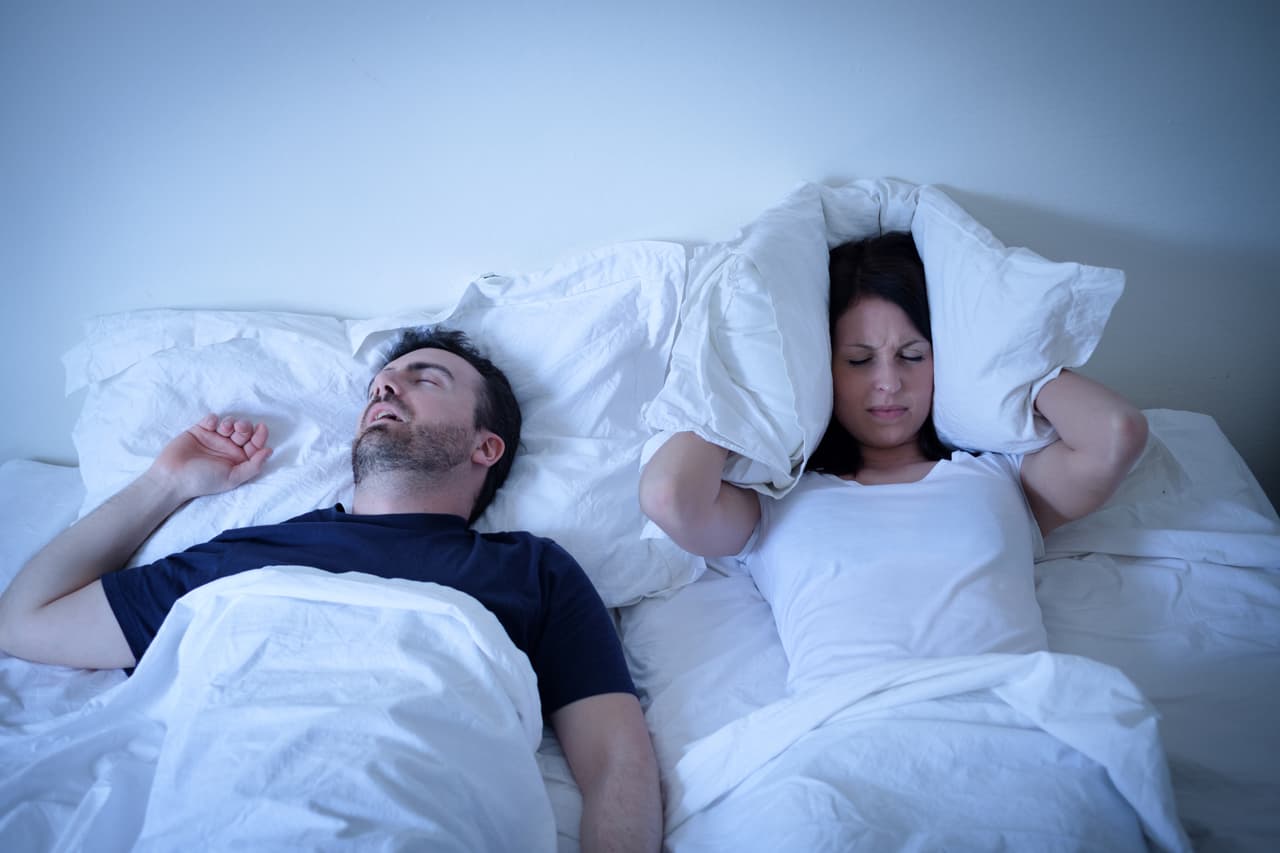 ¿Odias las noches porque tu pareja no te deja dormir? ¡Haz clic en la galería y descubre cómo disminuir los ronquidos!