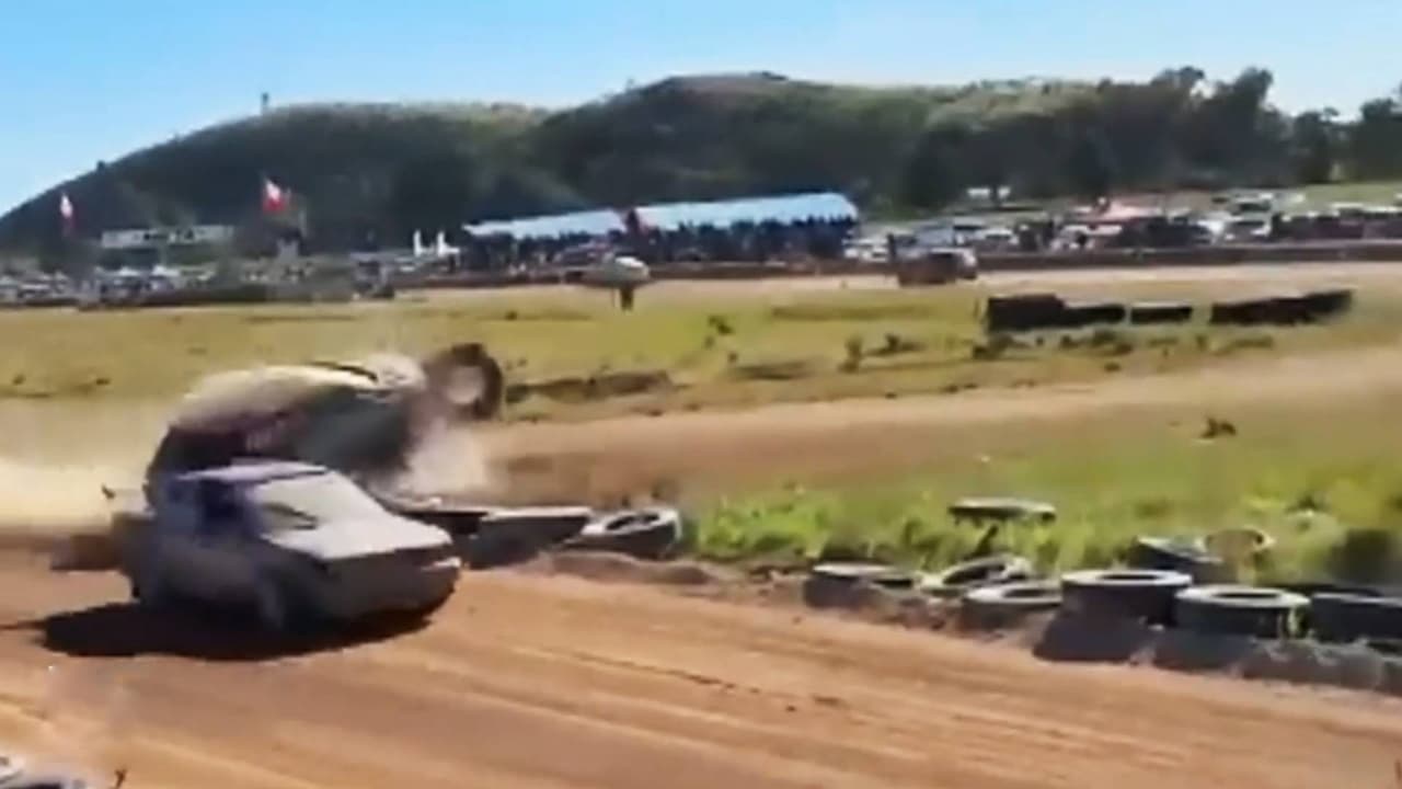 El momento en que un piloto de carreras sale volando tras aparatoso accidente durante competencia