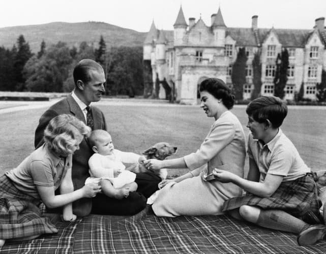 Fueron padres de cuatro hijos. Su primogénito, el príncipe Carlos, nació en 1948; posteriormente llegó la princesa Ana en 1950. Una década después, 1959, nacería el príncipe Andrés y Eduardo, en 1963.