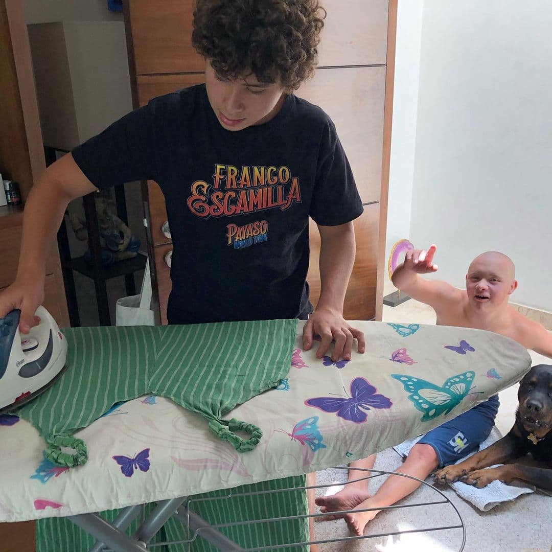 “Salimos a comer, a veces hemos ido al cine y hacemos actividades porque aún están chicos (…) La verdad es que Lety siempre fue de la idea de procurar estar como hermanos y tenemos muy buena relación Carlo, Luciano y yo, y también con mi hermana”, remarcó.