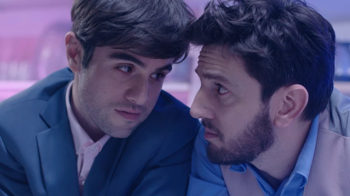 En el marco del Mes del Orgullo Gay, no hay mejor plan de fin de semana que un maratón de las mejores historias basadas en la comunidad del arcoíris. A la par que terminan las últimas etapas de la cuarentena aún queda tiempo para seguir descubriendo programas de televisión, como las siguientes series con temática LGBTQ+ para ver en junio. #SomosExtraoridnarixs.
<br>