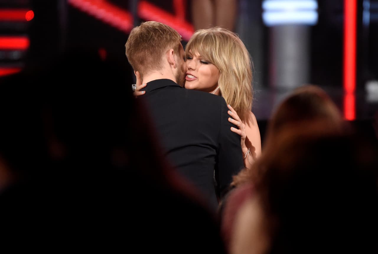 “Look What You Made Me Do”- En el video aparece una lápida con la leyenda Nils Sjoberg, el seudónimo con el que escribió una canción en colaboración con su ex, Calvin Harris.