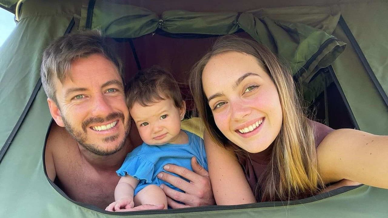 A carcajadas se divierte la bebita de Juan Diego Covarrubias mientras juega con su papá al monstruo